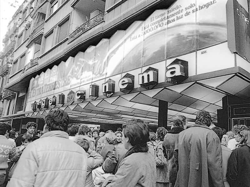 Fotografia d’Albert Ramis del cine Urgell el 1982, amb E.T. en cartellera.